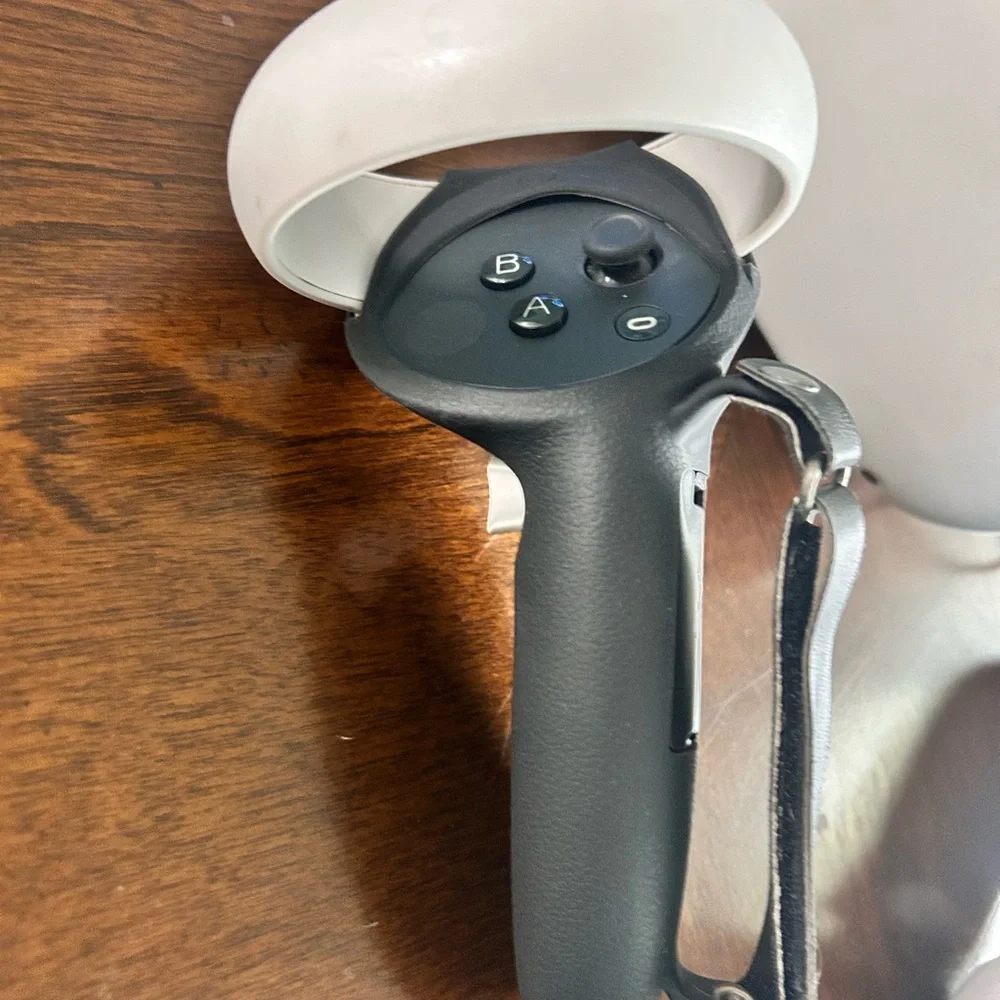 Oculus Quest 2- Elite headset+ controller grips